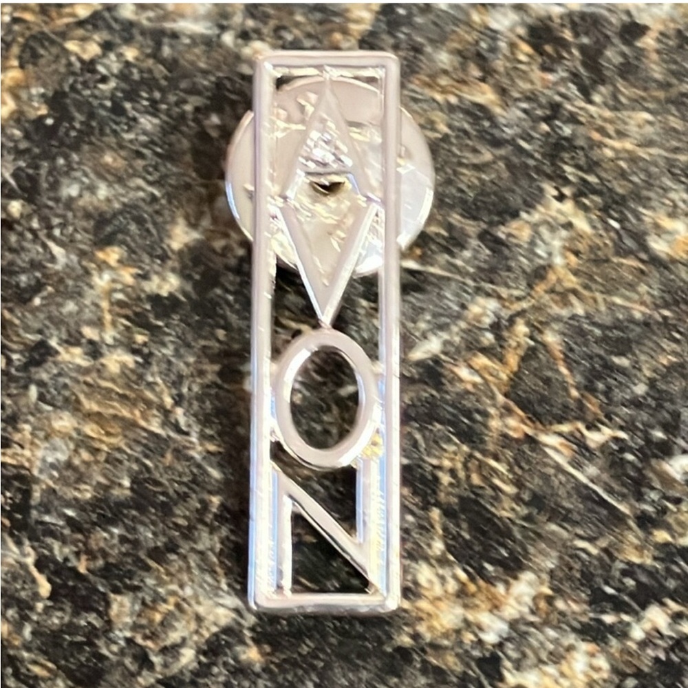 Set of 5 Avon award pins - Picture 6 of 7